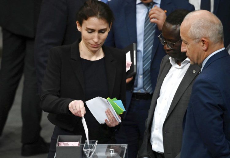 Mariana Harder-Kuehnel, legisladora del partido de ultraderecha Alternativa para Alemania (AfD) vota en la elección a vicepresidente del parlamento en Berlín, jueves 13 de diciembre de 2018. Su candidatura fue derrotada. Foto: Ralf Hirschbergerr/dpa via AP.