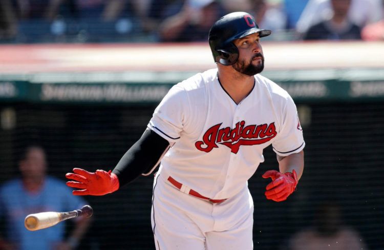 El cubano Yonder Alonso deja los Indios de Cleveland para vestir el uniforme de los Medias Blancas de Chicago en 2019. Foto: @IndiansBeisbol / Twitter.