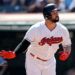 El cubano Yonder Alonso deja los Indios de Cleveland para vestir el uniforme de los Medias Blancas de Chicago en 2019. Foto: @IndiansBeisbol / Twitter.