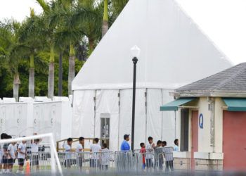 En esta imagen de archivo, tomada el 20 de junio de 2018, niños migrantes caminan en fila en el exterior del albergue temporal para menores no acompañados Homestead, en Homestead, Florida. Foto: Brynn Anderson / AP.