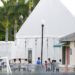 En esta imagen de archivo, tomada el 20 de junio de 2018, niños migrantes caminan en fila en el exterior del albergue temporal para menores no acompañados Homestead, en Homestead, Florida. Foto: Brynn Anderson / AP.