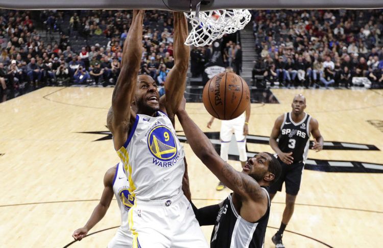 El escolta de los Warriors de Golden State, Andre Iguodala, anota por encima del alero de los Spurs de San Antonio, LaMarcus Aldridge, en la primera mitad del juego del domingo 18 de noviembre de 2018 en San Antonio. Foto: Eric Gay / AP.