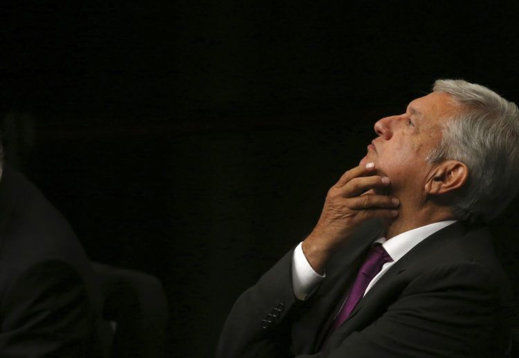 En esta imagen tomada el 20 de noviembre de 2017, el entonces aspiranten a la presidencia de México, Andrés Manuel López Obrador, llega al Auditorio Nacional, en la Ciudad de México. Foto: Marco Ugarte / AP.