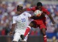 El centrocampista de Estados Unidos, Gyasi Zardes, lucha por el balón con el defensa cubano Yaisnier Napoles en un partido de la Copa Oro 2015. Foto: Nick Wass/AP