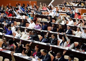 Votación durante la sesión plenaria del II período ordinario de la IX Legislatura del Parlamento cubano, 21 de diciembre de 2018. Foto: Ernesto Mastrascusa / EFE.