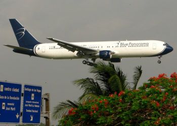 Avión de la compañía italiana Blue Panorama Airlines en Cuba. Foto: flickr.com