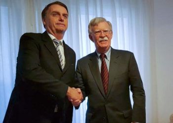 El asesor de Seguridad Nacional de la Casa Blanca, John Bolton (d), saluda al presidente electo de Brasil, Jair Bolsonaro, durante escala en Río de Janeiro antes de dirigirse a Argentina para participar en la cumbre del G20. Foto: El Informador / AP.