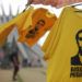 Camisetas con la imagen del presidente electo de Brasil, Jair Bolsonaro, se exhiben para la venta frente a la Catedral de Brasilia, el viernes 28 de diciembre de 2018. (AP Foto/Eraldo Peres)