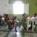 Médico cubano hablando con un paciente brasileño en una iglesia evangélica en la isla Marajo en el estado de Pará, Brasil. Foto: Jarina García a través de AP / Archivo.