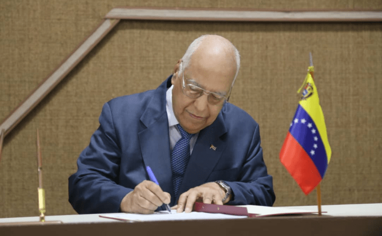 El Vicepdte. del Consejo de Ministros de Cuba, Ricardo Cabrisas, firmanel Acta final de la XIX Sesión de la Comisión Integubernamental del Convenio Integral de Cooperación Cuba-Venezuela. Foto: Cancillería de Venezuela.