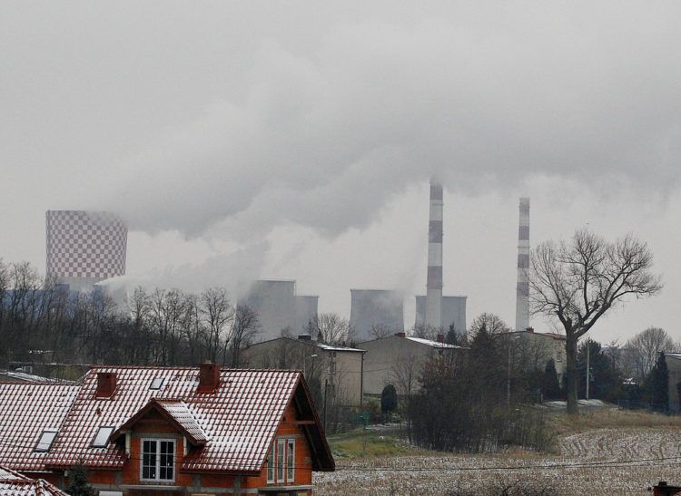 En esta fotografía del 21 de noviembre de 2018, humo sube de una serie de chimeneas de la planta energética y de calentamiento en Bedzin, cerca de Katowice, Polonia. Foto: Czarek Sokolowski / AP.