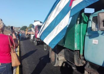 Camiones transitan por el puente sobre el río Zaza, luego de su reapertura el 1 de diciembre de 2018. Foto: @arrierodigital / Twitter.