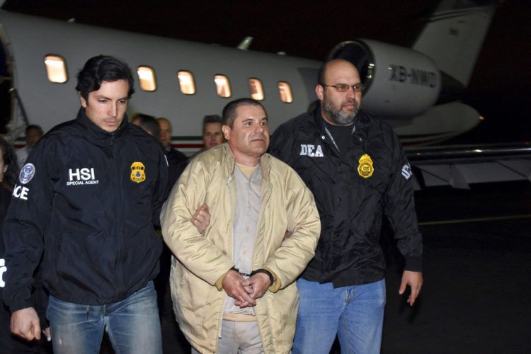 En esta fotografía del 19 de enero de 2017 dos agentes escoltan a Joaquín "El Chapo" Guzmán de un avión hacia una caravana de camionetas en el Aeropuerto MacArthur de Long Island, en Ronkonkoma, Nueva York. Foto: U.S. Law Enforcement vía AP.