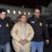 En esta fotografía del 19 de enero de 2017 dos agentes escoltan a Joaquín "El Chapo" Guzmán de un avión hacia una caravana de camionetas en el Aeropuerto MacArthur de Long Island, en Ronkonkoma, Nueva York. Foto: U.S. Law Enforcement vía AP.