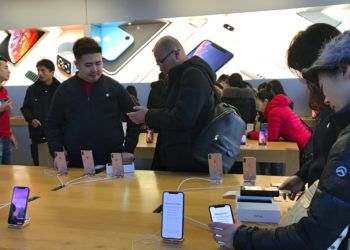 Gente compra el último modelo de iPhone en el Apple Store, Beijing, martes 11 de diciembre de 2018. El jefe de la economía china y el secretario del Tesoro estadounidense discutieron planes para realizar conversaciones sobre la guerra arancelaria. Foto: Andy Wong / AP.