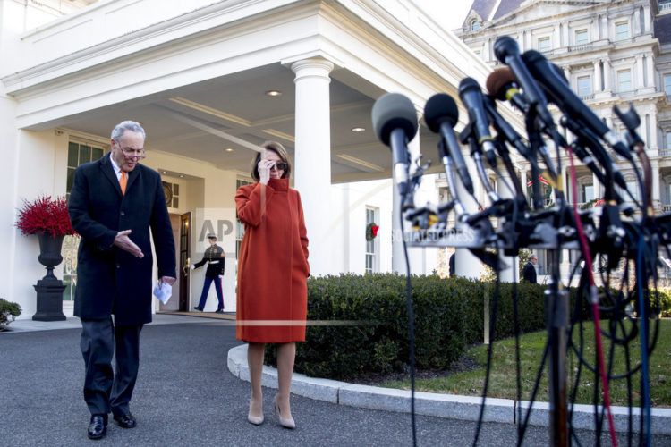 Nancy Pelosi, líder de los demócratas en la Cámara de Representantes, derecha, y el senador Chuck Schumer, líder de la minoría demócrata en el Senado, izquierda, salen de la Casa Blanca para hablar con la prensa, en Washington, el martes 11 de diciembre de 2018. (AP Foto/Andrew Harnik)