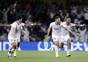 Los jugadores del Al Ain festejan tras vencer por penales a River Plate de Argentina en las semifinales del Mundial de Clubes, el martes 18 de diciembre de 2018, en Al Ain, Emirates Árabes Unidos. (AP Foto/Hassan Ammar)