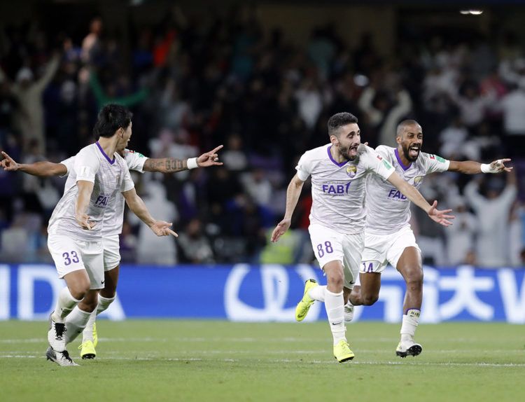 Los jugadores del Al Ain festejan tras vencer por penales a River Plate de Argentina en las semifinales del Mundial de Clubes, el martes 18 de diciembre de 2018, en Al Ain, Emirates Árabes Unidos. (AP Foto/Hassan Ammar)