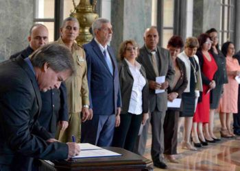 Los miembros de la Comisión Electoral de Cuba firman su compromiso en el Capitolio de La Habana. Foto: parlamentocubano.gob.cu