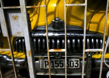 Un automóvil Buick Eight de 1948 estacionado en un garaje en La Habana, Cuba, el viernes 16 de noviembre de 2018. Foto: Desmond Boylan / AP.