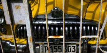 Un automóvil Buick Eight de 1948 estacionado en un garaje en La Habana, Cuba, el viernes 16 de noviembre de 2018. Foto: Desmond Boylan / AP.