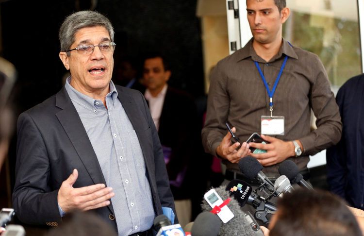 El director para los Estados Unidos en el ministerio de Exteriores de Cuba, Carlos Fernández de Cosio, habla con la prensa el miércoles 12 de diciembre de 2018, en las afueras del Instituto de Relaciones Internacionales (ISRI) de La Habana. Foto: Ernesto Mastrascusa / EFE.