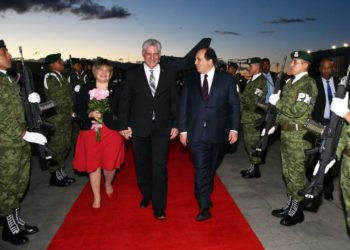 El presidente cubano, Migue Díaz-Canel (c), a su llegada a México. A su lado, su esposa, Lis Cuesta (i) y Lázaro Cárdenas Batel (d), jefe del equipo de asesores del nuevo mandatario mexicano. Foto: @bohemiaonline / Twitter.