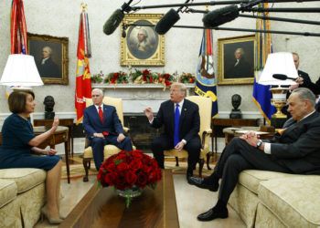 La líder del bloque demócrata en la Cámara de Representantes Nancy Pelosi, el vicepresidente Mike Pence, el presidente Donald Trump y el líder del bloque demócrata en el Senado Chuck Schumer, durante la reunión que sostuvieron en la Oficina Oval en la Casa Blanca el martes 11 de diciembre de 2018 en Washington. (AP Foto/Evan Vucci)