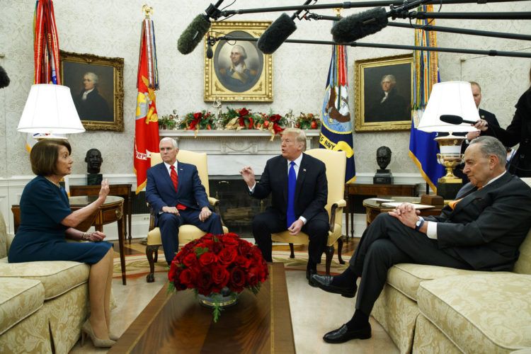 La líder del bloque demócrata en la Cámara de Representantes Nancy Pelosi, el vicepresidente Mike Pence, el presidente Donald Trump y el líder del bloque demócrata en el Senado Chuck Schumer, durante la reunión que sostuvieron en la Oficina Oval en la Casa Blanca el martes 11 de diciembre de 2018 en Washington. (AP Foto/Evan Vucci)