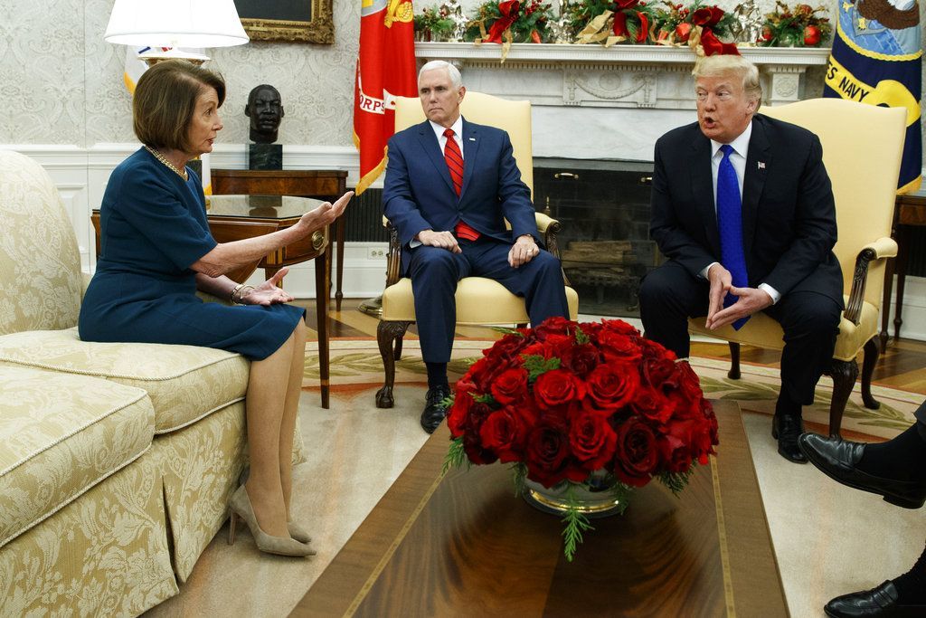 El vicepresidente Mike Pence, centro, observa a la líder de la minoría de la Cámara de Representantes Nancy Pelosi, demócrata de California, y al presidente Donald Trump mientras discuten en una reunión en la Oficina Oval de la Casa Blanca, el martes 11 de diciembre de 2018 en Washington. (AP Foto/Evan Vucci)