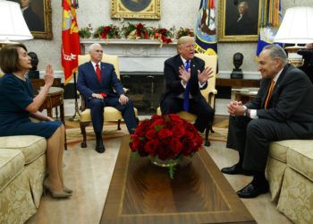 De izquierda a derecha, la líder de los demócratas en la Cámara de Representantes, Nancy Pelosi, de California; el vicepresidente Mike Pence; el presidente Donald Trump y el líder de los demócratas en el Senado, Chuck Schumer, de Nueva York, debaten sobre la asignación de recursos al muro fronterizo, en la Casa Blanca, el pasado martes 11 de diciembre de 2018 en Washington. Foto: Evan Vucci / AP.