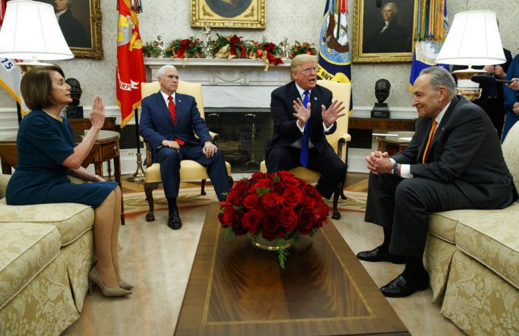 De izquierda a derecha, la líder de los demócratas en la Cámara de Representantes, Nancy Pelosi, de California; el vicepresidente Mike Pence; el presidente Donald Trump y el líder de los demócratas en el Senado, Chuck Schumer, de Nueva York, debaten sobre la asignación de recursos al muro fronterizo, en la Casa Blanca, el pasado martes 11 de diciembre de 2018 en Washington. Foto: Evan Vucci / AP.