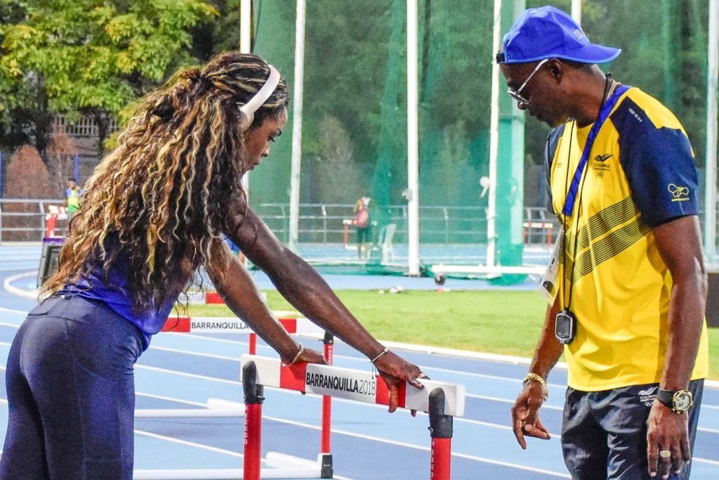 Catrine Ibargüen trabaja con Ubaldo Duany, uno de los entrenadores cubanos que la han lanzado a la cima mundial. Foto: Tomada de El Heraldo