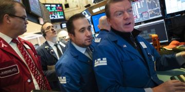 La Bolsa de Valores de Nueva York (Wall Street) reacciona a los comentarios y amenazas de Donald Trump. Foto: Mark Lennihan / AP.