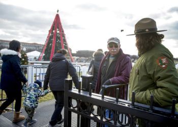 Empleados del Servicio de Parques Nacionales abren el acceso al Árbol Nacional de Navidad cerca de la Casa Blanca el lunes 24 de diciembre de 2018. Foto: Andrew Harnik / AP.