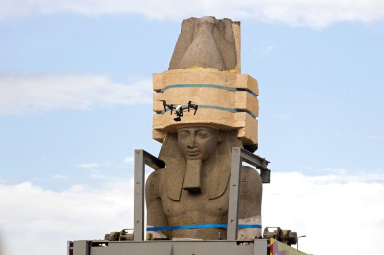 Un dron sobrevolando alrededor de una enorme estatua del faraón Ramsés II mientras es reubicado al Gran Museo Egipcio, en El Cairo, Egipto. Foto: Amr Nabil / AP.