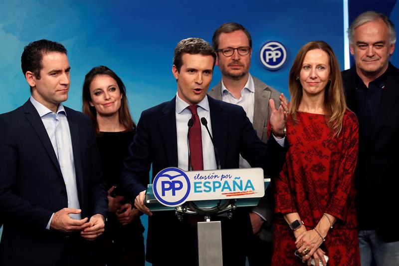 El presidente del Partido Popular, pablo Casado (3-i), valora los resultados de las elecciones en Andalucía en la sede de su partido en Madrid. Casado ha mantenido una conversación telefónica con el candidato popular a la presidencia de la Junta de Andalucía, Juanma Moreno, tras conocerse los resultados de las elecciones andaluzas, en las que el PP ha perdido siete escaños, aunque podría gobernar si alcanza un acuerdo con Ciudadanos y con Vox. EFE/Chema Moya