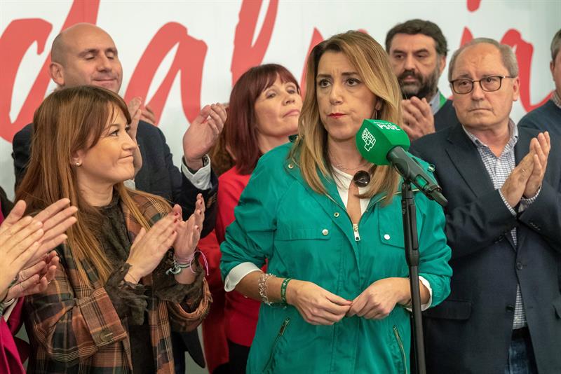 La candidata del PSOE-A a la presidencia de la Junta de Andalucía, Susana Díaz (c), esta noche en un hotel de Sevilla tras conocer los resultados de las elecciones al Parlamento de Andalucía celebradas hoy. EFE/Julio Muñoz