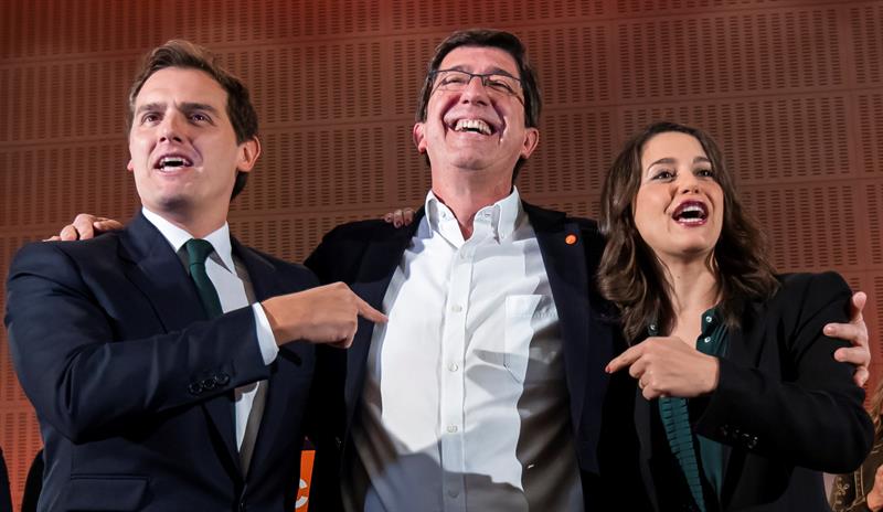 El candidato a la Junta de Andalucía por Ciudadanos, Juan Marín (C), el presidente de Ciudadanos, Albert Rivera, (i), y la líder en Cataluña, Inés Arrimadas, comparecen tras conocerse los resultados de las elecciones andaluzas. EFE/Raúl Caro