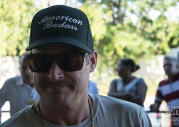 El músico estadounidense Kid Rock a su llegada al Aeropuerto Internacional de La Habana. Foto: Otmaro Rodríguez.