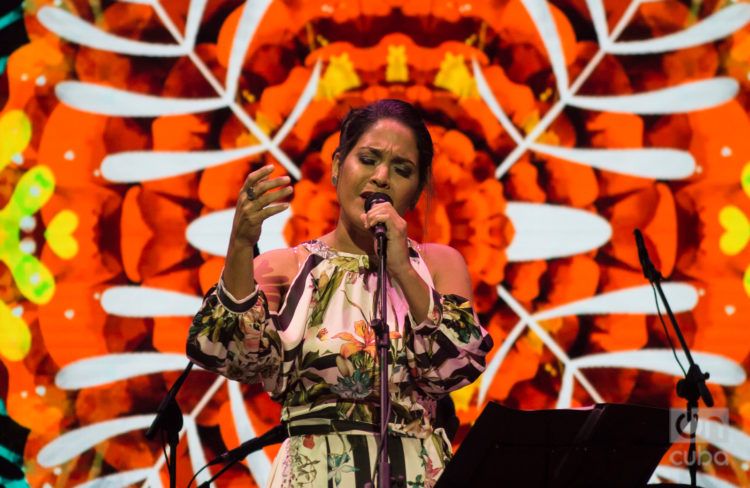 Haydée Milanés en la gala de apertura del 40 Festival Internacional del Nuevo Cine Latinoamericano de La Habana. Foto: Otmaro Rodríguez.