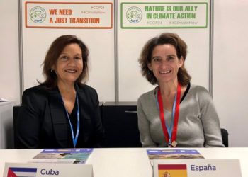 La ministra para la Transición Ecológica de España, Teresa Ribera (der), entregó a la ministra de Ciencia, Tecnología y Medio Ambiente de Cuba, Elba Rosa Pérez (izq), los resultados de un proyecto sobre el impacto del cambio climático en la costa noroccidental de la Isla. Foto: Europa Press.