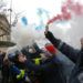 Trabajadores de ambulancias encienden bengalas en el exterior de la Asamblea Nacional francesa, en París, el 3 de diciembre de 2018. Foto: Michel Euler / AP.