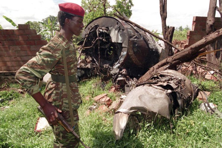 Esta foto de archivo del 23 de mayo de 1994 muestra a un rebelde del Frente Patriotico de Ruanda caminando en el lugar donde cayó un avión el 6 de abril de ese mismo año en Kigali. El entonces presidente de Ruanda Juvenal Habyarimana murió en este choque. Foto: Jean Marc Bouju / AP.