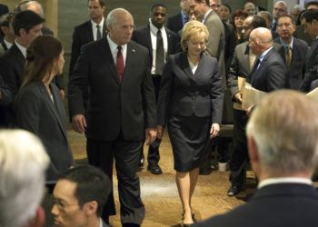 Christian Bale como Dick Cheney, a la izquierda, y Amy Adams como Lynne Cheney en una escena de "Vice". (Matt Kennedy/Annapurna Pictures vía AP)