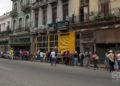 Cola para comprar pan en la panadería de la calle Monserrate, en La Habana. Foto: Otmaro Rodríguez.