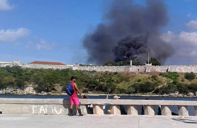 Imagen de la columna de humo por el incendio en la fortaleza de San Carlos de La Cabaña, en La Habana. Foto: ACN.