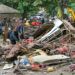 Residentes inspeccionan una casa dañada por un tsunami, en Carita, Indonesia, el domingo 23 de diciembre del 2018. (AP Foto)