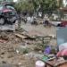 Varios motociclistas avanzan por una calle llena de escombros tras el paso de un tsunami en Anyar, Indonesia, el domingo 23 de diciembre de 23, 2018. Foto: AP.