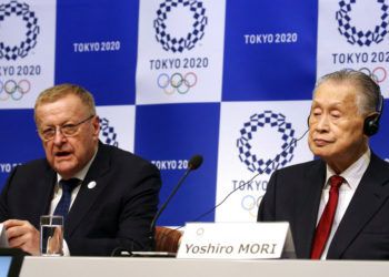 El director del grupo de inspectores del COI, John Coates (izquierda), durante una rueda de prensa junto al presidente del comité organizador de los Juegos Olímpicos de Tokio 2020, Yoshiro Mori, en Tokio, el miércoles 5 de diciembre de 2018. Foto: Koji Sasahara / AP.